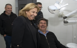 La provincia entregó un sillón odontológico de última generación a la ciudad de Funes