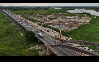 Puente Santa Fe-Santo Tomé: con un avance de 25 %, comenzó una nueva etapa de la obra con la colocación de las vigas longitudinales