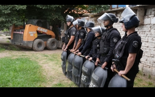 Provincia derribó en VGG una propiedad que era búnker de venta de drogas y aguantadero de delincuentes