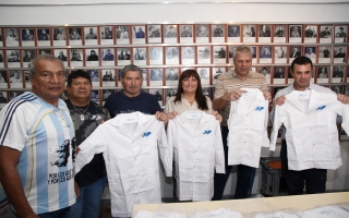 La provincia entregó guardapolvos con el logo de Malvinas al Centro de Excombatientes de Santa Fe