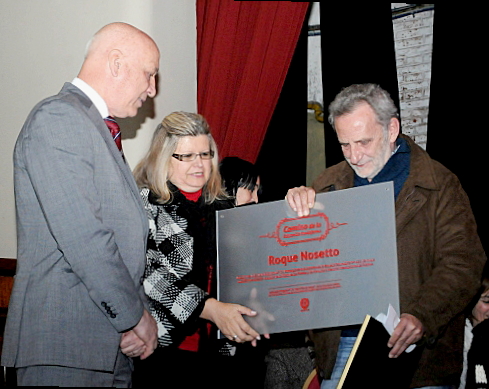 “Rendimos homenaje a los maestros santafesinos que educan en el esfuerzo, el sacrificio, el respeto y el amor por el otro”