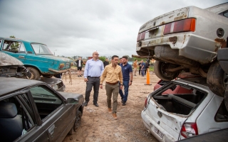 La Provincia inició en Oliveros un nuevo operativo de compactación de vehículos incautados