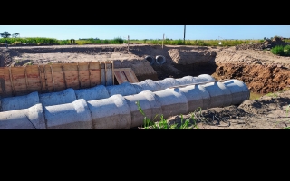 Para reducir el impacto de lluvias intensas y que el agua corra, el Gobierno Provincial avanza con obras en Caseros y General López