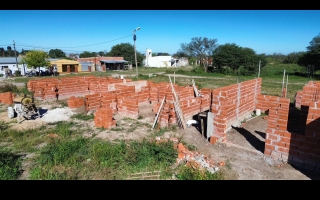 En Moisés Ville, la gestión de Pullaro avanza con la construcción de nuevas viviendas