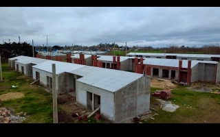 Acebal: la Provincia reactivó un plan de 30 viviendas abandonado por Nación y la obra ya alcanzó el 50 % de avance