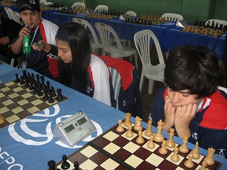 Se realizan torneos de ajedrez en escuelas primarias