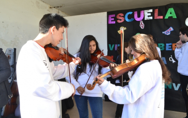 Escuelas Orquesta de Rosario y Villa Gobernador Gálvez recibieron instrumentos para comenzar a funcionar