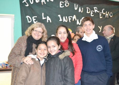 Jardines de infantes de Villa Gobernador Gálvez recibieron juguetes didácticos elaborados por estudiantes de Primaria en talleres de Educación Manual