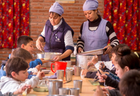 La provincia asignó el primer aumento del año para raciones de comedores escolares