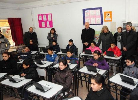 La provincia inauguró un aula digital móvil en la Escuela Primaria N° 124 de Villa Gobernador Gálvez