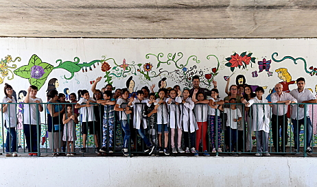 Plan Abre: escuelas de barrio Las Flores de Rosario realizaron murales sobre el puente de calle España como símbolo de unión para los vecinos